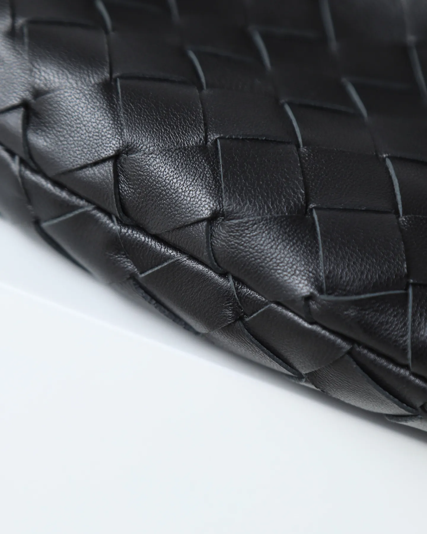 800. Bottega veneta͙.——-The latest braided and knotted hobo🔥 The top-grade lambskin leather is very soft, the bag shape is unique, practical and durable. It retains the traditional weaving elements while being a bit more flamboyant ~ Made of hand-woven sheepskin, zipper opening and closing, curved seamless structure, effortless to match. Highly recommended⚠️⚠️⚠️ The most high-end in the market🌈Welcome to compare [Factory complete package] size: 23x15x5cm.   Model: 651876